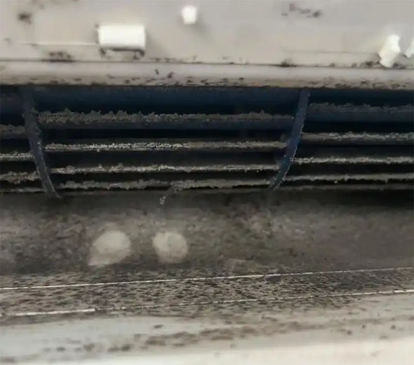 松山空调吹的风有股烧焦味是怎么回事